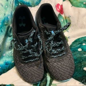 UA Charged Women’s size 8 Black with turquoise